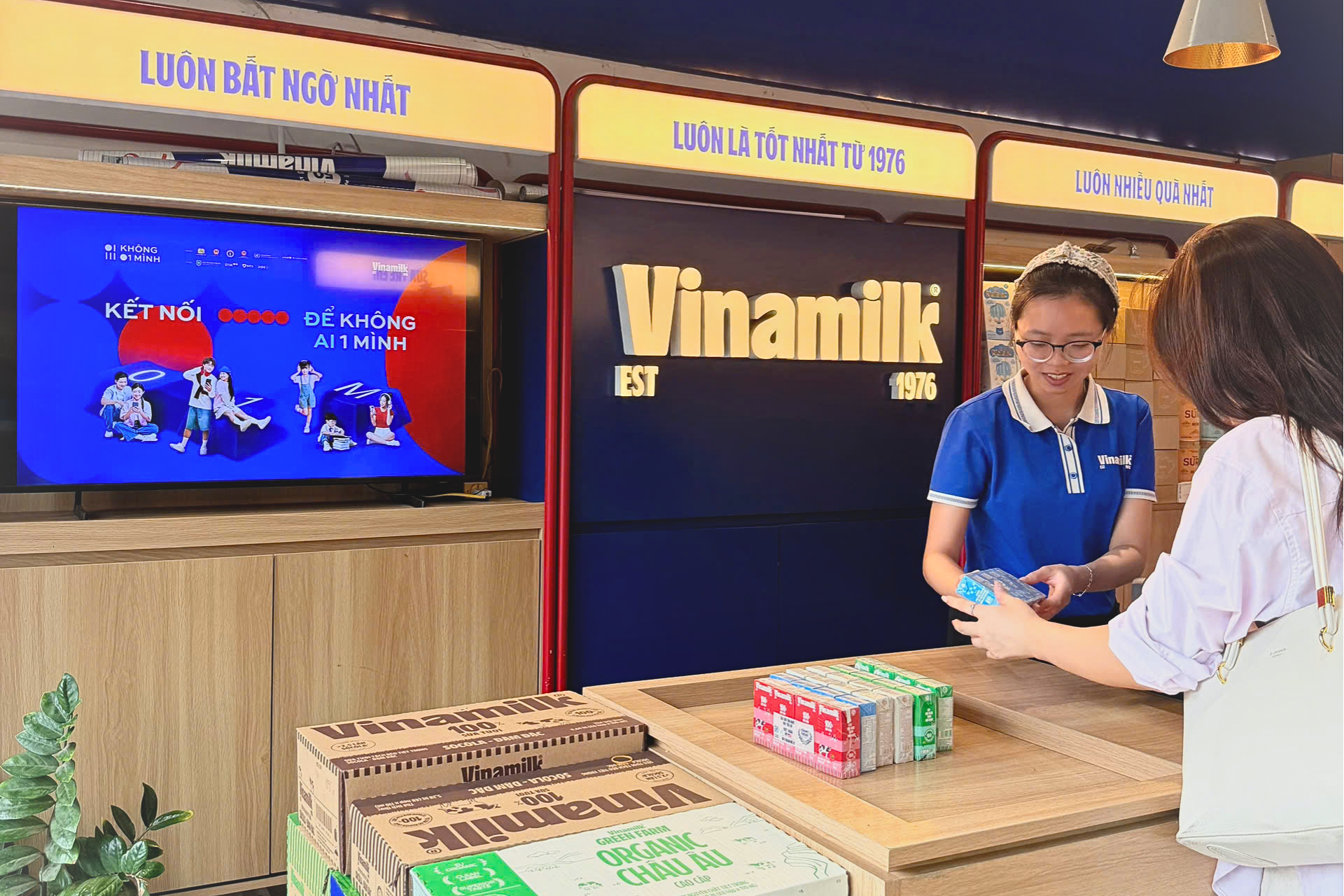 Cụm 3 (Nhờ báo chọn 1 ảnh): Các nền tảng trực tuyến của Vinamilk trở thành một trong những điểm chạm giúp thông điệp của chiến dịch “Không một mình” tiếp cận cộng đồng (Ảnh: Minh Anh). Cụm 3 (Nhờ báo chọn 1 ảnh): Các nền tảng trực tuyến của Vinamilk trở thành một trong những điểm chạm giúp thông điệp của chiến dịch “Không một mình” tiếp cận cộng đồng (Ảnh: Minh Anh).