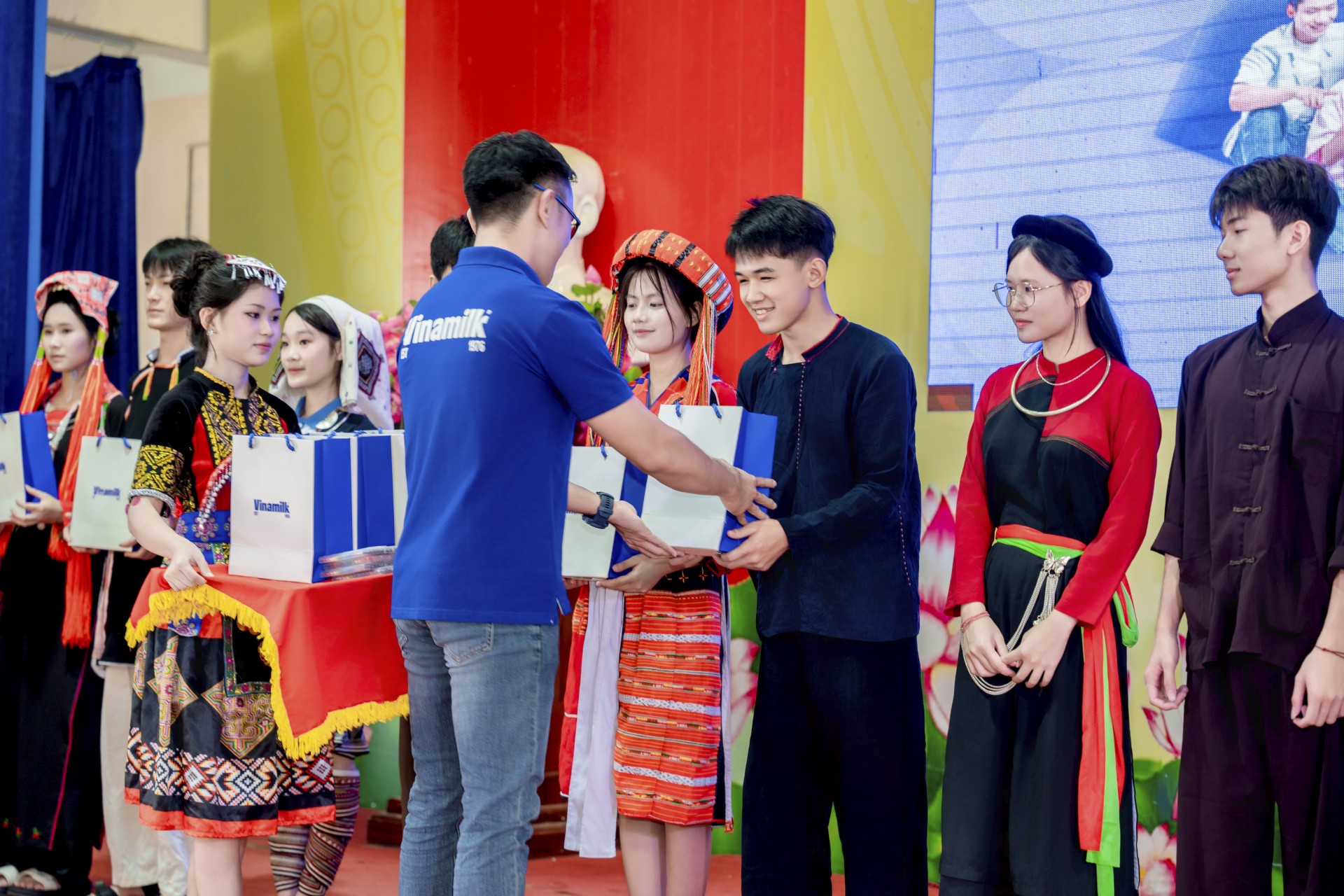 Cụm 4 (Nhờ báo chọn 1 ảnh): Vinamilk đồng hành cùng các hoạt động tại trường học, góp phần đưa thông điệp của chiến dịch “Không một mình” đến gần hơn với học sinh và giáo viên (Ảnh: Minh Anh). Cụm 4 (Nhờ báo chọn 1 ảnh): Vinamilk đồng hành cùng các hoạt động tại trường học, góp phần đưa thông điệp của chiến dịch “Không một mình” đến gần hơn với học sinh và giáo viên (Ảnh: Minh Anh).