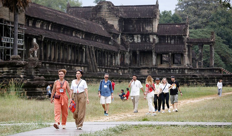 ទិន្នន័យទើបប្រកាសថ្មីៗរបស់ក្រសួងទេសចរណ៍កម្ពុជាបានបង្ហាញថា ក្នុងដំណាក់កាលពីខែមករា ដល់ខែកញ្ញា ឆ្នាំ ២០២៦ វៀតណាមបាននាំមុខគេក្នុងចំណោមទីផ្សារភ្ញៀវអន្តរជាតិដែលមកកាន់ប្រទេសនេះ ដោយមានចំនួន ៦៩១.៤៨៦ នាក់-លើក។ ប្រទេសចិនឈរនៅលំដាប់ថ្នាក់លេខពីរ ជាមួយនឹងចំនួនភ្ញៀវ ៦៤៣.៣១៤ នាក់-លើក។ បណ្តាទីផ្សារបន្ទាប់នៅក្នុងបញ្ជីរួមមាន សហរដ្ឋអាមេរិក បារាំង អង់គ្លេស ឥណ្ឌូណេស៊ី អូស្ត្រាលី ជប៉ុន និងកូរ៉េខាងត្បូង។ លទ្ធផលខាងលើត្រូវបានកត់ត្រាក្នុងបរិបទដែលវិស័យទេសចរណ៍កម្ពុជាជួបប្រទះការលំបាកជាច្រើន នៅពេលដែលចំនួនភ្ញៀវអន្តរជាតិសរុបដែលមកកាន់ប្រទេសនេះក្នុងរយៈពេល ៩ ខែដើមឆ្នាំ បានធ្លាក់ចុះជាង ៤៣% បើធៀបនឹងរយៈពេលដូចគ្នា។ របាយការណ៍ក៏បានកត់ត្រានូវការផ្លាស់ប្តូរគួរឱ្យកត់សម្គាល់ក្នុងមធ្យោបាយធ្វើដំណើររបស់ភ្ញៀវទេសចរផងដែរ។ ក្នុងនោះ ផ្លូវអាកាសមានចំនួន ៦២,៣% នៃចំនួនភ្ញៀវចេញ-ចូលប្រទេសសរុប នៅសល់គឺសកម្មភាពធ្វើដំណើរឆ្លងកាត់ច្រកទ្វារព្រំដែនផ្លូវគោក និងផ្លូវទឹក។ ការដែលវៀតណាមក្លាយជាទីផ្សារភ្ញៀវអន្តរជាតិធំជាងគេរបស់កម្ពុជា បានបង្ហាញពីភាពងាយស្រួលក្នុងការតភ្ជាប់វិស័យទេសចរណ៍ និងការដោះដូរពាណិជ្ជកម្មរវាងប្រទេសជិតខាងទាំងពីរ។ ជាមួយគ្នានេះដែរ លទ្ធផលនេះឆ្លុះបញ្ចាំងពីនិន្នាការផ្លាស់ប្តូរគោលដៅរបស់ភ្ញៀវទេសចរក្នុងតំបន់ ខណៈដែលបណ្តាទីផ្សារឆ្ងាយៗកំពុងរងផលប៉ះពាល់ពីការប្រែប្រួលជាច្រើន៕ ទិន្នន័យទើបប្រកាសថ្មីៗរបស់ក្រសួងទេសចរណ៍កម្ពុជាបានបង្ហាញថា ក្នុងដំណាក់កាលពីខែមករា ដល់ខែកញ្ញា ឆ្នាំ ២០២៦ វៀតណាមបាននាំមុខគេក្នុងចំណោមទីផ្សារភ្ញៀវអន្តរជាតិដែលមកកាន់ប្រទេសនេះ ដោយមានចំនួន ៦៩១.៤៨៦ នាក់-លើក។ ប្រទេសចិនឈរនៅលំដាប់ថ្នាក់លេខពីរ ជាមួយនឹងចំនួនភ្ញៀវ ៦៤៣.៣១៤ នាក់-លើក។ បណ្តាទីផ្សារបន្ទាប់នៅក្នុងបញ្ជីរួមមាន សហរដ្ឋអាមេរិក បារាំង អង់គ្លេស ឥណ្ឌូណេស៊ី អូស្ត្រាលី ជប៉ុន និងកូរ៉េខាងត្បូង។ លទ្ធផលខាងលើត្រូវបានកត់ត្រាក្នុងបរិបទដែលវិស័យទេសចរណ៍កម្ពុជាជួបប្រទះការលំបាកជាច្រើន នៅពេលដែលចំនួនភ្ញៀវអន្តរជាតិសរុបដែលមកកាន់ប្រទេសនេះក្នុងរយៈពេល ៩ ខែដើមឆ្នាំ បានធ្លាក់ចុះជាង ៤៣% បើធៀបនឹងរយៈពេលដូចគ្នា។ របាយការណ៍ក៏បានកត់ត្រានូវការផ្លាស់ប្តូរគួរឱ្យកត់សម្គាល់ក្នុងមធ្យោបាយធ្វើដំណើររបស់ភ្ញៀវទេសចរផងដែរ។ ក្នុងនោះ ផ្លូវអាកាសមានចំនួន ៦២,៣% នៃចំនួនភ្ញៀវចេញ-ចូលប្រទេសសរុប នៅសល់គឺសកម្មភាពធ្វើដំណើរឆ្លងកាត់ច្រកទ្វារព្រំដែនផ្លូវគោក និងផ្លូវទឹក។ ការដែលវៀតណាមក្លាយជាទីផ្សារភ្ញៀវអន្តរជាតិធំជាងគេរបស់កម្ពុជា បានបង្ហាញពីភាពងាយស្រួលក្នុងការតភ្ជាប់វិស័យទេសចរណ៍ និងការដោះដូរពាណិជ្ជកម្មរវាងប្រទេសជិតខាងទាំងពីរ។ ជាមួយគ្នានេះដែរ លទ្ធផលនេះឆ្លុះបញ្ចាំងពីនិន្នាការផ្លាស់ប្តូរគោលដៅរបស់ភ្ញៀវទេសចរក្នុងតំបន់ ខណៈដែលបណ្តាទីផ្សារឆ្ងាយៗកំពុងរងផលប៉ះពាល់ពីការប្រែប្រួលជាច្រើន៕
