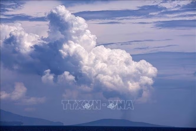 Tro bụi phun lên từ núi lửa Anak Krakatau ở tỉnh Lampung, Indonesia. Ảnh: THX/TTXVN phát Tro bụi phun lên từ núi lửa Anak Krakatau ở tỉnh Lampung, Indonesia. Ảnh: THX/TTXVN phát