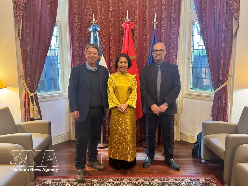 Vietnamese Ambassador to Argentina Ngo Minh Nguyet (centre) in a photo with representatives of the Communist Parties of Uruguay and Argentina (Photo: VNA) Vietnamese Ambassador to Argentina Ngo Minh Nguyet (centre) in a photo with representatives of the Communist Parties of Uruguay and Argentina (Photo: VNA)