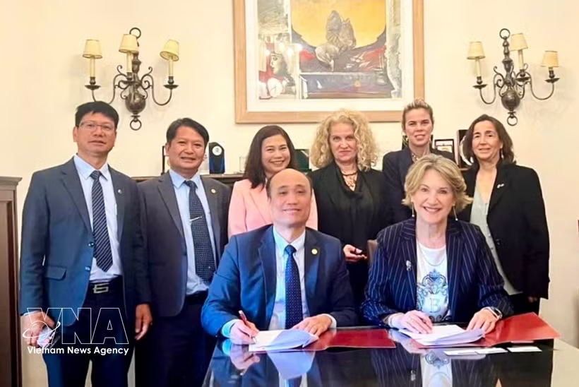 Hanoi Law University signs memoranda of understanding (MoUs) with Deree College of the American College of Greece (ACG) and Panteion University. (Photo: VNA) Hanoi Law University signs memoranda of understanding (MoUs) with Deree College of the American College of Greece (ACG) and Panteion University. (Photo: VNA)