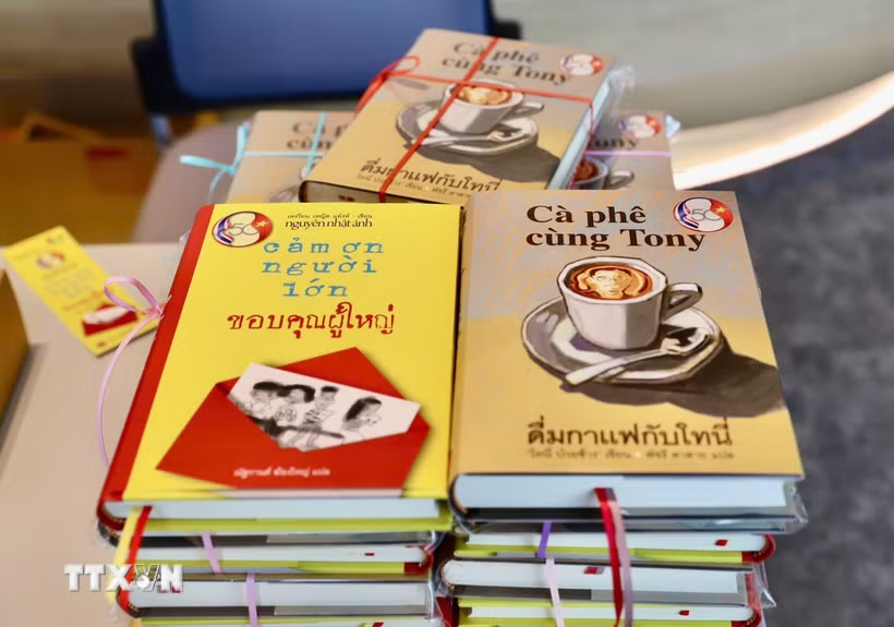 Những cuốn sách phiên bản tiếng Thái dành tặng khách tham gia sự kiện. (Ảnh: Trang Nhung/TTXVN) Những cuốn sách phiên bản tiếng Thái dành tặng khách tham gia sự kiện. (Ảnh: Trang Nhung/TTXVN)