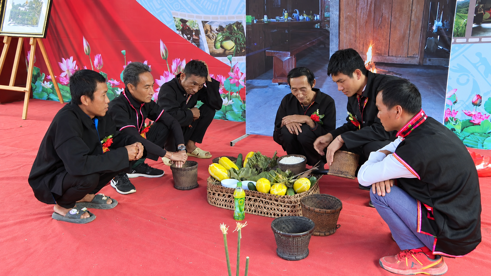Người Si La ở Mường Nhé giữ đạo hiếu trong lễ mừng cơm mới