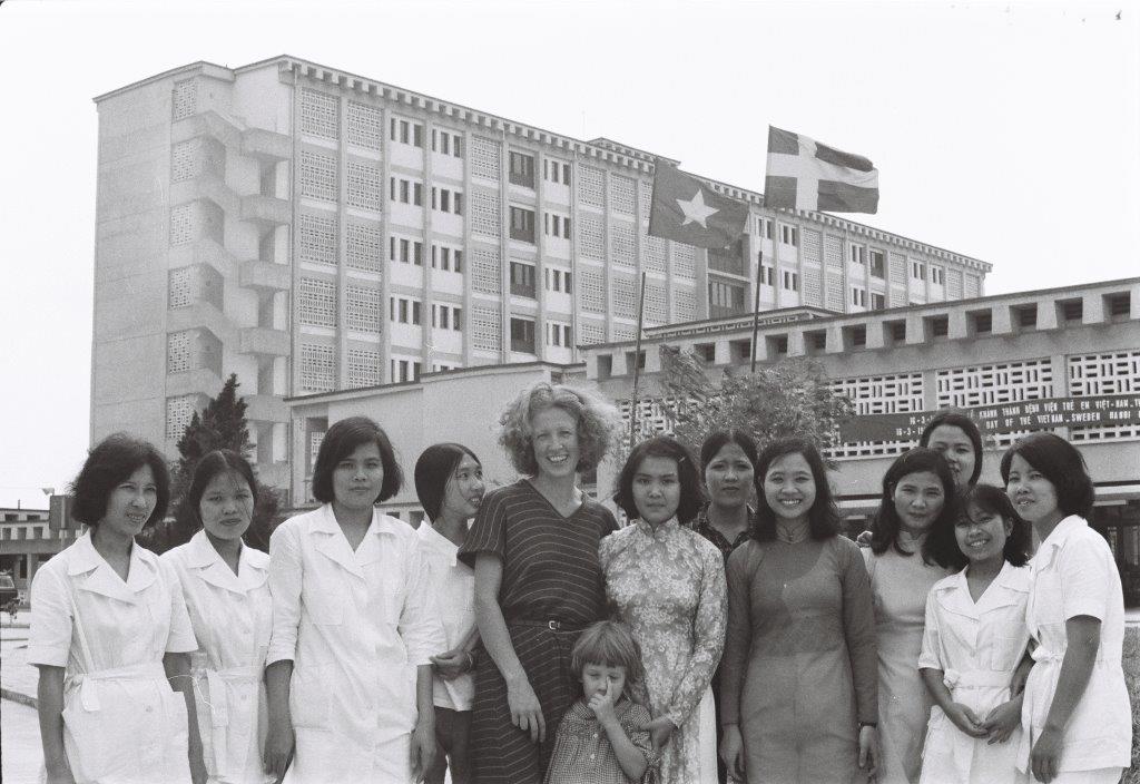 Chuyên gia y tế Thụy Điển Eva Lindskog cùng con gái 4 tuổi chụp ảnh với các nhân viên y tế tại Bệnh viện Nhi Trung ương. Ảnh: Đại sứ quán Thụy Điển tại Việt Nam. Chuyên gia y tế Thụy Điển Eva Lindskog cùng con gái 4 tuổi chụp ảnh với các nhân viên y tế tại Bệnh viện Nhi Trung ương. Ảnh: Đại sứ quán Thụy Điển tại Việt Nam.