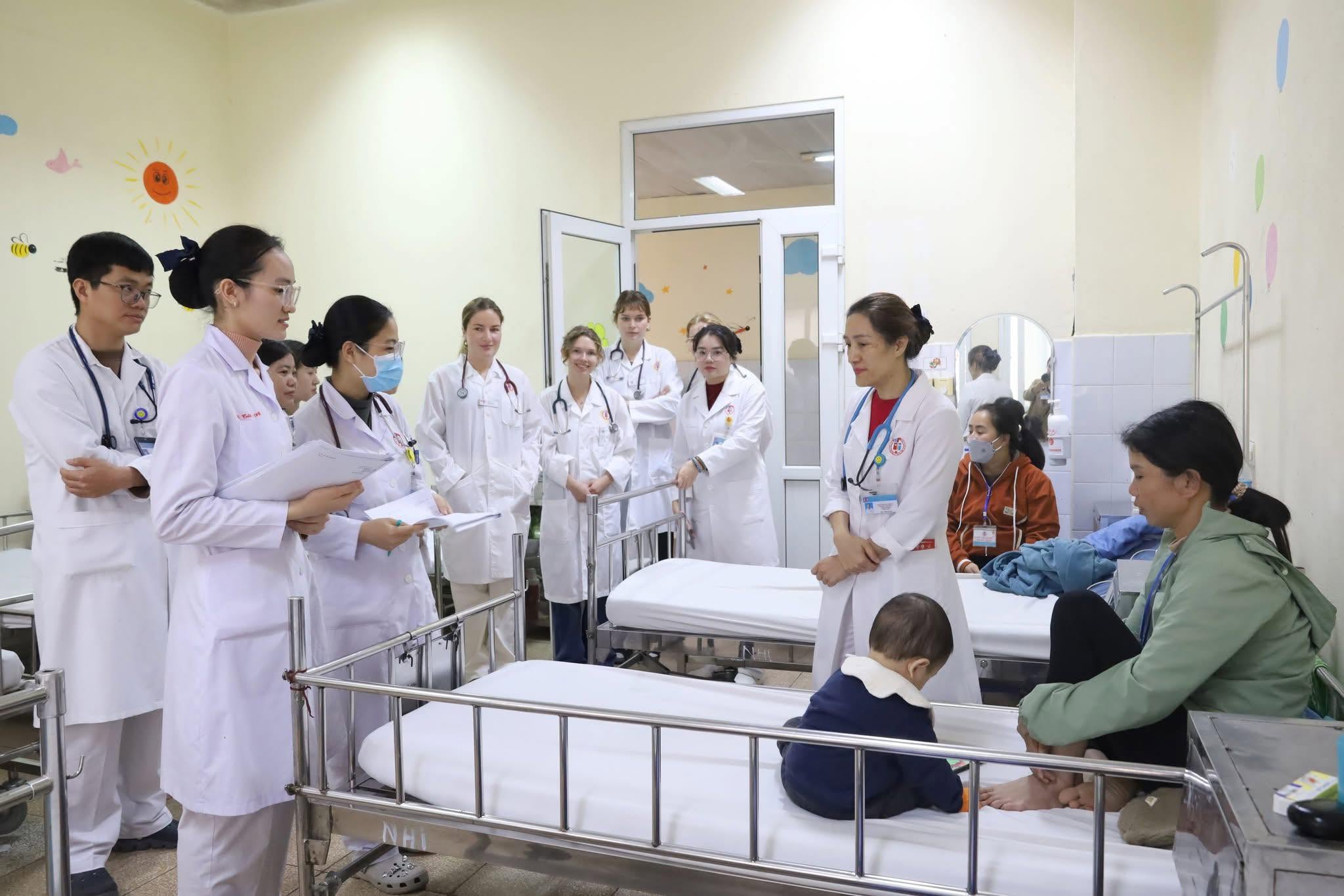 Sinh viên y khoa Trường Đại học Uppsala (Thụy Điển) thực tập tại Bệnh viện Việt Nam - Thụy Điển Uông Bí từ ngày 26/1 đến ngày 20/2/2026. (Ảnh: Đại sứ quán Thụy Điển tại Việt Nam cung cấp) Sinh viên y khoa Trường Đại học Uppsala (Thụy Điển) thực tập tại Bệnh viện Việt Nam - Thụy Điển Uông Bí từ ngày 26/1 đến ngày 20/2/2026. (Ảnh: Đại sứ quán Thụy Điển tại Việt Nam cung cấp)
