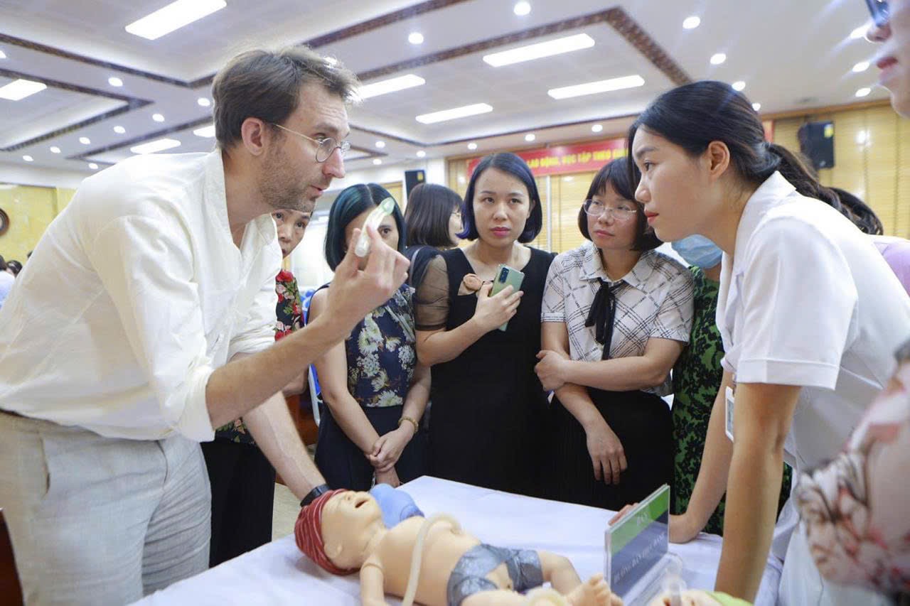 Một hoạt động hướng dẫn y tế có sự tham gia của các bác sĩ Thuỵ Điển tại Việt Nam. Ảnh: Đại sứ quán Thụy Điển tại Việt Nam cung cấp) Một hoạt động hướng dẫn y tế có sự tham gia của các bác sĩ Thuỵ Điển tại Việt Nam. Ảnh: Đại sứ quán Thụy Điển tại Việt Nam cung cấp)
