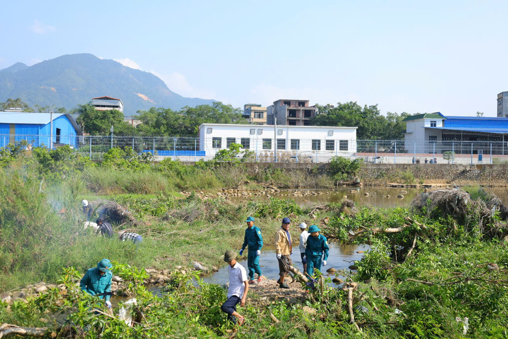 横模社与中国防城区域联合开展界河清理