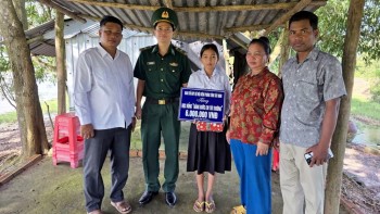 កងទ័ពការពារព្រំដែនខេត្ត Tay Ninh ជួយឧបត្ថម្ភសិស្សានុសិស្សកម្ពុជាទៅសាលារៀន