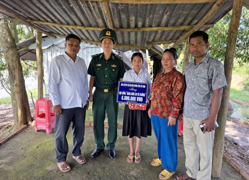 អនុវត្តតាមការចង្អុលបង្ហាញ និងការប្រគល់សិទ្ធិពីបញ្ជាការដ្ឋានកងទ័ពការពារព្រំដែនខេត្ត Tay Ninh ប៉ុស្តិ៍ការពារព្រំដែន My Thanh Tay បានប្រគល់អាហារូបករណ៍មានតម្លៃ ៦ លានដុង ជូនដល់ប្អូនស្រី Ny Srey Pov ជាសិស្សថ្នាក់ទី ៩ នៃសាលាអនុវិទ្យាល័យ Tuol Sdei ឃុំ Tuol Sdei ស្រុក Chanthrea ខេត្ត Svay Rieng (កម្ពុជា)។ ប្អូនស្រី Ny Srey Pov ស្ថិតក្នុងចំណោមគ្រួសារក្រីក្រនៅមូលដ្ឋាន។ នៅក្នុងពិធីប្រគល់អាហារូបករណ៍ តំណាងមេបញ្ជាការប៉ុស្តិ៍ការពារព្រំដែន My Thanh Tay បានសួរសុខទុក្ខ និងលើកទឹកចិត្តឱ្យប្អូនជំនះការលំបាក បន្តខិតខំប្រឹងប្រែងសិក្សារៀនសូត្រ និងតស៊ូដណ្តើមយកស្នាដៃល្អប្រសើរក្នុងឆ្នាំសិក្សាថ្មី។ ក្នុងឆ្នាំសិក្សា ២០២៦-២០២៧ តាមរយៈកម្មវិធី «លើកកម្ពស់ជំហានប្អូនទៅសាលារៀន» ប៉ុស្តិ៍ការពារព្រំដែន My Thanh Tay បានទទួលការឧបត្ថម្ភ និងជួយជ្រោមជ្រែងសិស្សានុសិស្សចំនួន ៨ នាក់ ដែលក្នុងនោះមាន ៧ នាក់នៅតំបន់ផ្ទៃក្នុងព្រំដែន និង ១ នាក់នៅផ្នែកខាងក្រៅព្រំដែន។ ប្អូនៗទាំងអស់សុទ្ធសឹងតែមានស្ថានភាពគ្រួសារលំបាក ស្ថិតក្នុងកម្រិតក្រីក្រ ប៉ុន្តែសម្រេចបានលទ្ធផលសិក្សាល្អ និងមានឆន្ទៈឈានឡើង។ កម្រិតឧបត្ថម្ភសម្រាប់ប្អូនម្នាក់ៗគឺ ៦ លានដុងក្នុងមួយឆ្នាំសិក្សា។ ក្រៅពីនេះ អង្គភាពក៏បានអនុវត្តកម្មវិធី «កូនធម៌ប៉ុស្តិ៍ការពារព្រំដែន» ដោយបានទទួលឧបត្ថម្ភប្រចាំខែដល់សិស្សម្នាក់ដែលកំព្រាឪពុក នៅភូមិ My Binh ឃុំ Dong Thanh ខេត្ត Tay Ninh ផងដែរ៕