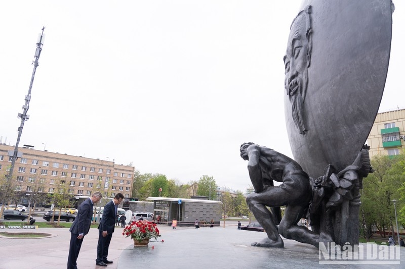 В России состоялись церемонии возложения цветов в память о Дяде Хо