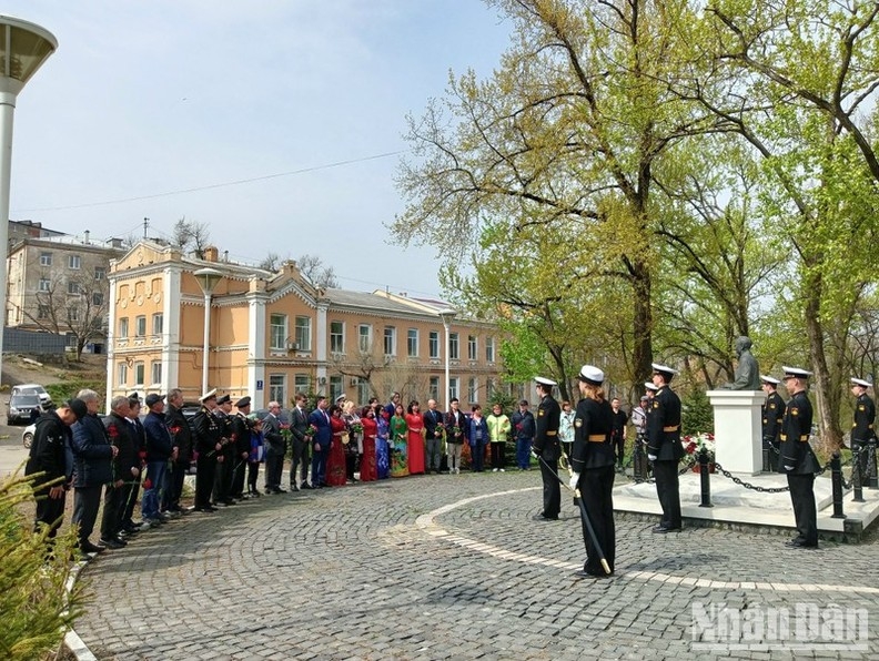 В России состоялись церемонии возложения цветов в память о Дяде Хо
