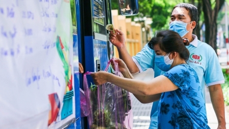 Жители г.Хошимина покупают продукты на мобильных рынках, оборудованных в автобусах