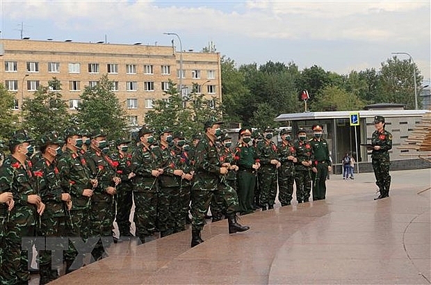 Делегация Вьетнамской народной армии возложила цветы к памятнику Хо Ши Мину в Москве Делегация Вьетнамской народной армии возложила цветы к памятнику Хо Ши Мину в Москве