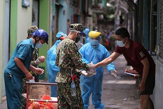 Военнослужащие и государственные служащие доставляют продукты по домам