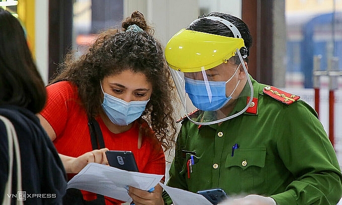 Горячие линии открыты для помощи иностранцам в Дананге