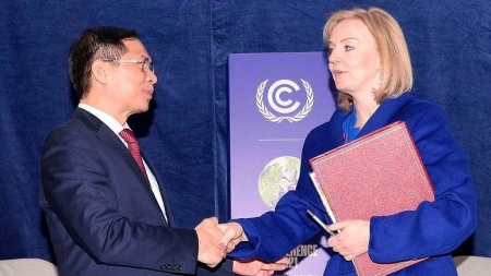 Глава МИД Вьетнама встретился с британским коллегой на полях COP26