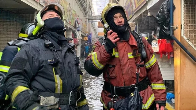 Пожар на рынке «Садовод» в Москве, где много вьетнамцев торгуют Пожар на рынке «Садовод» в Москве, где много вьетнамцев торгуют