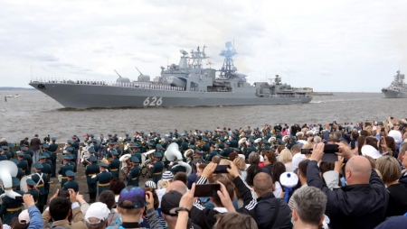 Ракетные фрегаты ВМФ Вьетнама  приняли участие в параде в честь Дня ВМФ России