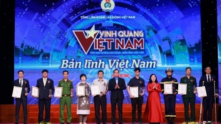 7 коллективов и 6 частных лиц были отмечены в рамках Программы «Слава Вьетнаму» 2022 года
