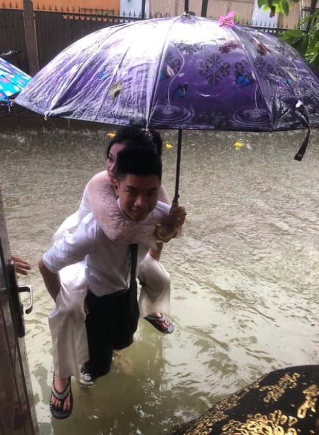 Bức ảnh chú rể cõng cô dâu trong trận lụt lịch sử ở Vinh bỗng dưng nổi tiếng buc anh chu re cong co dau trong tran lut lich su o vinh bong dung noi tieng