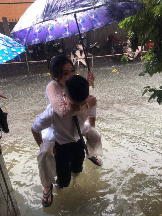 Bức ảnh chú rể cõng cô dâu trong trận lụt lịch sử ở Vinh bỗng dưng nổi tiếng buc anh chu re cong co dau trong tran lut lich su o vinh bong dung noi tieng