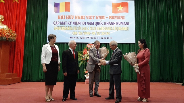 Gần 200 đại biểu tham dự Gặp mặt kỷ niệm 101 năm Quốc khánh Rumani gan 200 dai bieu tham du gap mat ky niem 101 nam quoc khanh rumani