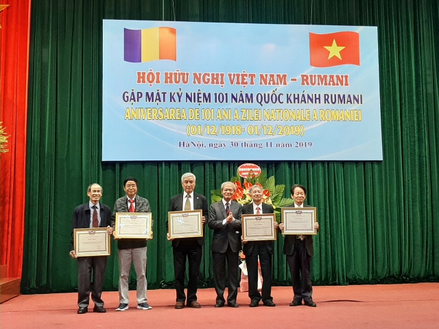Gần 200 đại biểu tham dự Gặp mặt kỷ niệm 101 năm Quốc khánh Rumani gan 200 dai bieu tham du gap mat ky niem 101 nam quoc khanh rumani