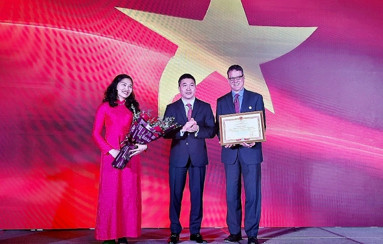Ông Phan Anh Sơn trao kỷ niệm chương cho ông Peter Loach, Giám đốc Quốc gia của Tổ chức Phát triển Hà Lan SNV tại Việt Nam. SNV: Hành trình 25 năm xóa đói giảm nghèo và phát triển kinh tế - xã hội ở Việt Nam