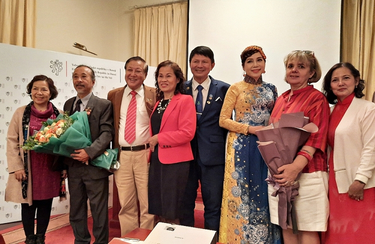 Bà Trần Minh Hiền, Phó Chủ tịch Hội hữu nghị Việt – Séc (thứ 4 từ trái sang) cùng chụp ảnh lưu niệm cùng các đại biểu tham dự lễ ra mắt. Ra mắt “Tuyển tập thơ Tiệp Khắc - Việt Nam” với hơn 260 bài thơ