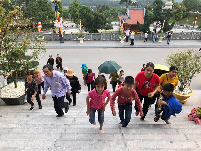 du khach van un un do ve ba vang sau bao truc vong