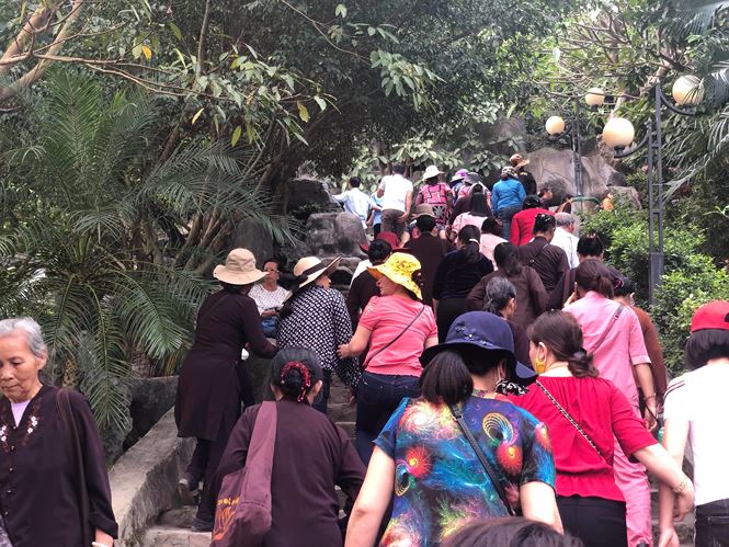 du khach van un un do ve ba vang sau bao truc vong