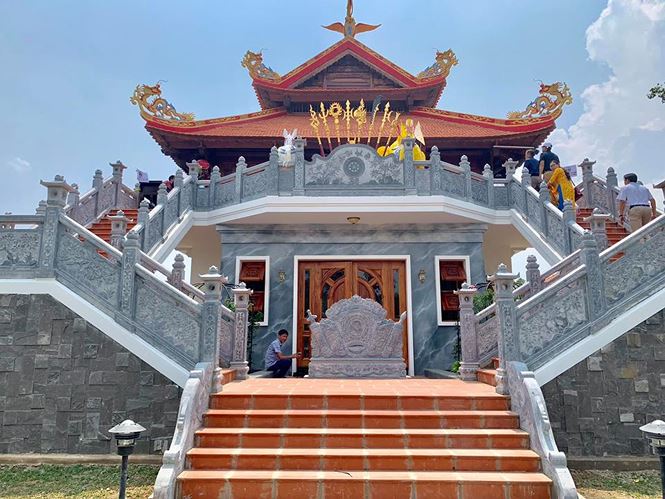 "Hé lộ" hình ảnh ngôi đền mới trong nhà thờ Tổ hơn 100 tỉ của Hoài Linh he lo hinh anh ngoi den moi trong nha tho to hon 100 ti cua hoai linh