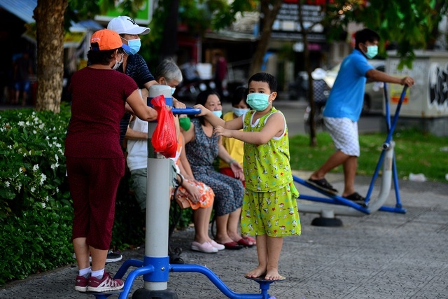 Người dân Sài Gòn dạo phố, Hà Nội mở hàng chuẩn bị đón khách ngày đầu dừng cách ly nguoi dan sai gon dao pho ha noi mo hang chuan bi don khach ngay dau dung cach ly