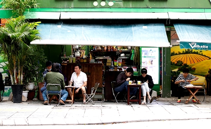 Người dân Sài Gòn dạo phố, Hà Nội mở hàng chuẩn bị đón khách ngày đầu dừng cách ly nguoi dan sai gon dao pho ha noi mo hang chuan bi don khach ngay dau dung cach ly