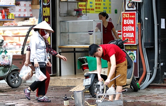 Người dân Sài Gòn dạo phố, Hà Nội mở hàng chuẩn bị đón khách ngày đầu dừng cách ly nguoi dan sai gon dao pho ha noi mo hang chuan bi don khach ngay dau dung cach ly