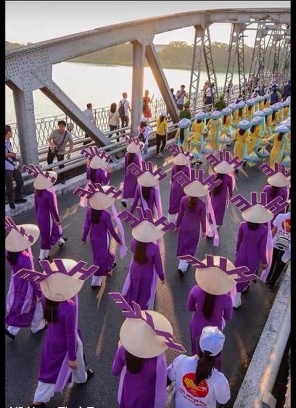 Nón Huế gắn chữ trên đầu: Một chiêu để gây chú ý cho Festival nghề truyền thống Huế non hue gan chu tren dau mot chieu de gay chu y cho festival nghe truyen thong hue