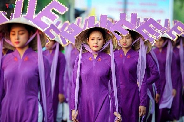 Nón Huế gắn chữ trên đầu: Một chiêu để gây chú ý cho Festival nghề truyền thống Huế non hue gan chu tren dau mot chieu de gay chu y cho festival nghe truyen thong hue