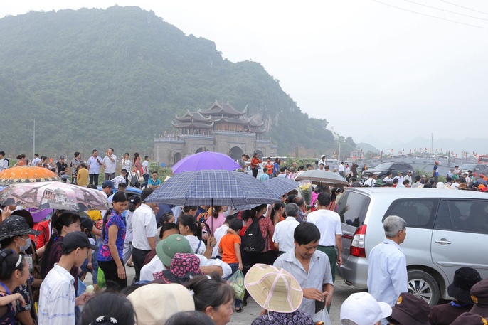 Phật tử và du khách nườm nượp đến chùa Tam Chúc trong ngày khai mạc đại lễ Phật đản phat tu va du khach nuom nuop den chua tam chuc trong ngay khai mac dai le phat dan