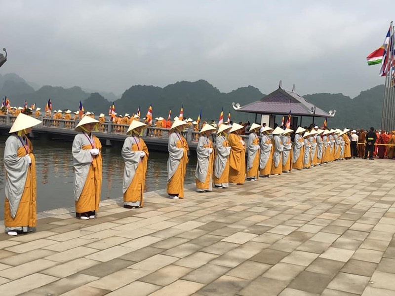 Phật tử và du khách nườm nượp đến chùa Tam Chúc trong ngày khai mạc đại lễ Phật đản phat tu va du khach nuom nuop den chua tam chuc trong ngay khai mac dai le phat dan