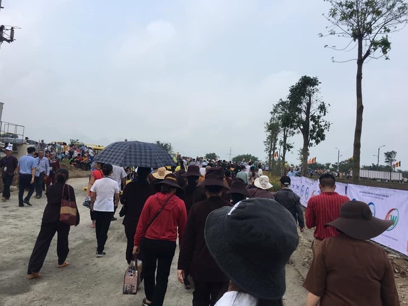 Phật tử và du khách nườm nượp đến chùa Tam Chúc trong ngày khai mạc đại lễ Phật đản phat tu va du khach nuom nuop den chua tam chuc trong ngay khai mac dai le phat dan