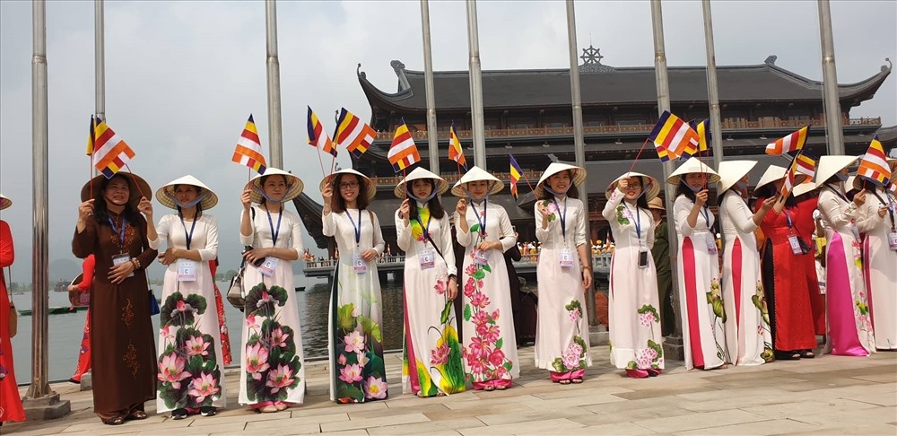 Phật tử và du khách nườm nượp đến chùa Tam Chúc trong ngày khai mạc đại lễ Phật đản phat tu va du khach nuom nuop den chua tam chuc trong ngay khai mac dai le phat dan