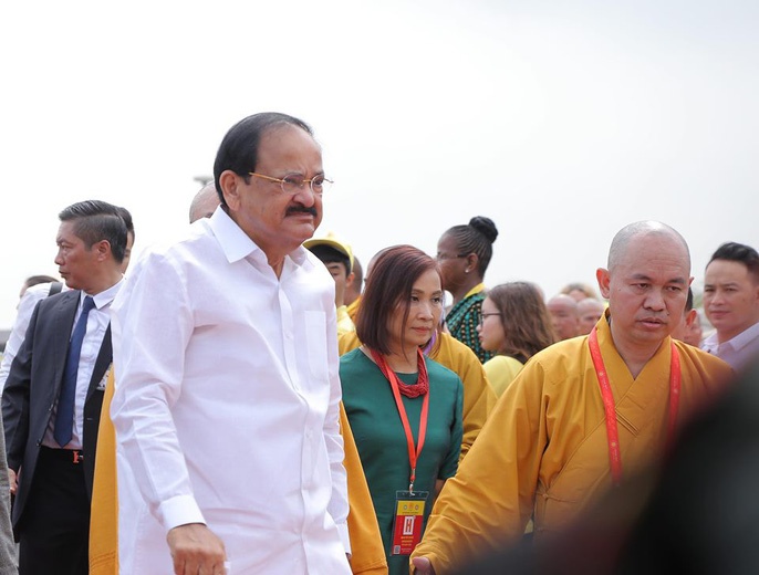 Phật tử và du khách nườm nượp đến chùa Tam Chúc trong ngày khai mạc đại lễ Phật đản phat tu va du khach nuom nuop den chua tam chuc trong ngay khai mac dai le phat dan