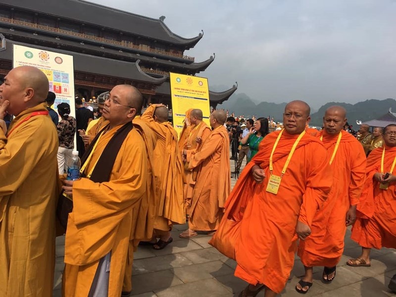 Phật tử và du khách nườm nượp đến chùa Tam Chúc trong ngày khai mạc đại lễ Phật đản phat tu va du khach nuom nuop den chua tam chuc trong ngay khai mac dai le phat dan