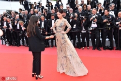ngoai ngoc trinh nhieu khach nu vo danh cung dua nhau khoe than tren tham do cannes