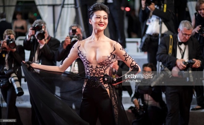 Ngoài Ngọc Trinh, nhiều khách nữ vô danh cũng đua nhau khoe thân trên thảm đỏ Cannes ngoai ngoc trinh nhieu khach nu vo danh cung dua nhau khoe than tren tham do cannes