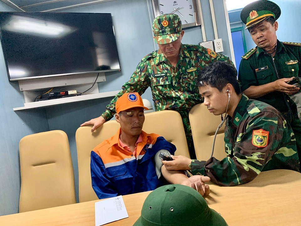 Vụ tàu cá Nghệ An bị chìm: Đau đớn đón thi thể ngư dân về quê mai táng vu tau ca nghe an bi chim dau don don thi the ngu dan ve que mai tang