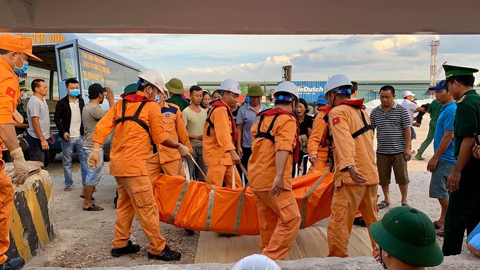 Vụ tàu cá Nghệ An bị chìm: Đau đớn đón thi thể ngư dân về quê mai táng vu tau ca nghe an bi chim dau don don thi the ngu dan ve que mai tang