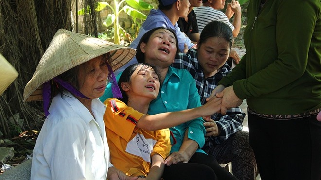 Vụ tàu cá Nghệ An bị chìm: Đau đớn đón thi thể ngư dân về quê mai táng vu tau ca nghe an bi chim dau don don thi the ngu dan ve que mai tang