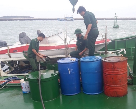 Tàu chìm ở đảo Phú Quý: Cơ bản đã khắc phục được sự cố tràn dầu tau chim o dao phu quy co ban da khac phuc duoc su co tran dau